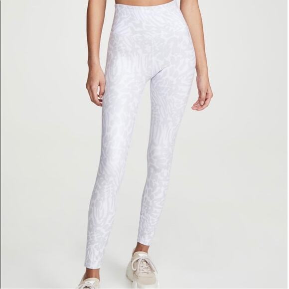 Good American Essentials Leopard Foil Crop Leggings size 8 - Picture 4 of 13